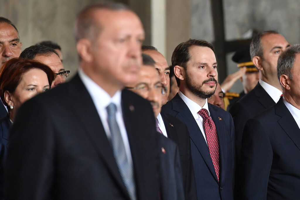 Kulis: Berat Albayrak elini öptüğü Erdoğan’la barıştı