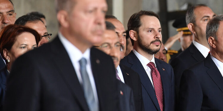 Kulis: Berat Albayrak elini öptüğü Erdoğan’la barıştı