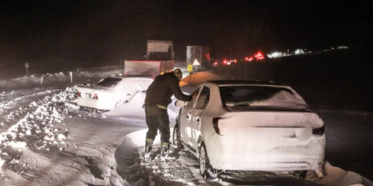 Malatya’da Kar Çilesi! 787 Kişi Yolda, 5 Çoban Dağda Mahsur Kaldı