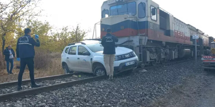 Malatya’da yük treni ile otomobil çarpıştı: 2 yaralı