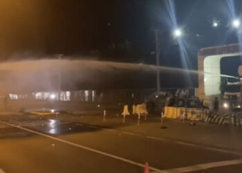 Mardin Büyükşehir Belediyesi önünde plastik mermili polis müdahalesi