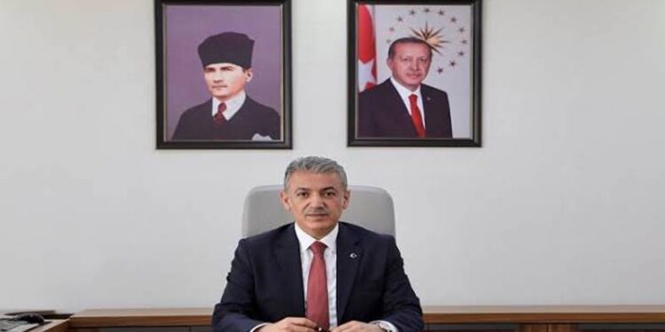 Mardin kayyımı Tuncay Akkoyun'dan ilk icraat; makam odasına Erdoğan'ın fotoğrafını astı