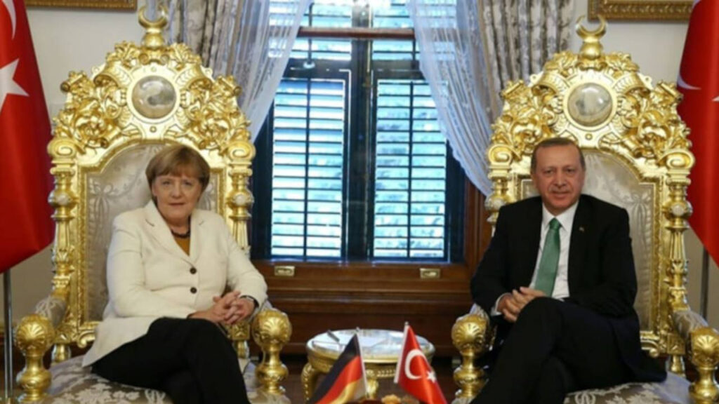 Merkel'in Anı Kitabından 'Altın Tahtlar' Çıktı: 'Bir Resim Bin Kelimeye Bedeldir'