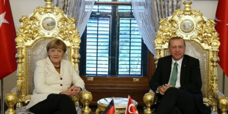 Merkel'in Anı Kitabından 'Altın Tahtlar' Çıktı: 'Bir Resim Bin Kelimeye Bedeldir'