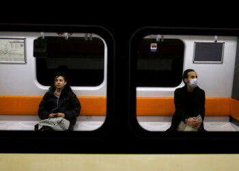 Metroda fotoğraf çeken Rus çift sınır dışı edildi