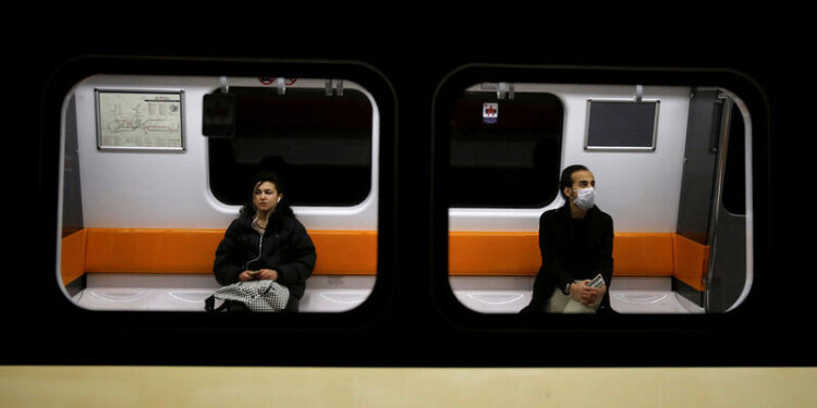 Metroda fotoğraf çeken Rus çift sınır dışı edildi