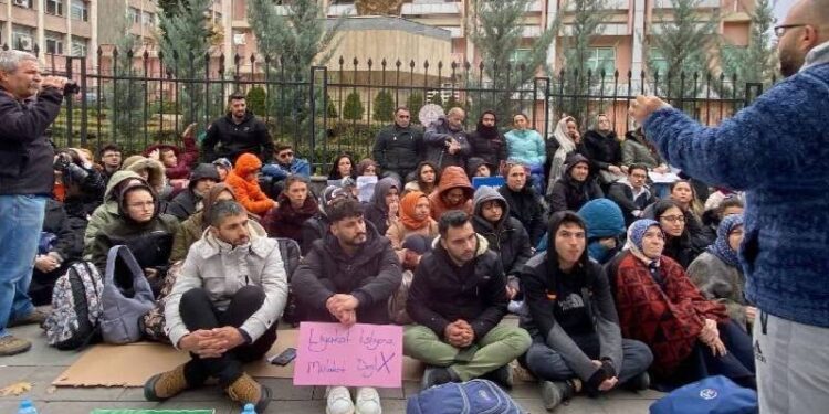 Mülakat mağduru öğretmenlere polis müdahalesi