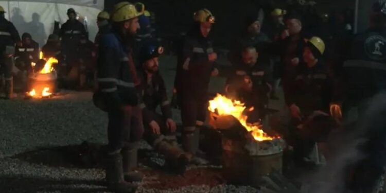 Nallıhan Çayırhan Termik Santrali'nin madenciler soğuğa rağmen eyleme devam ediyor