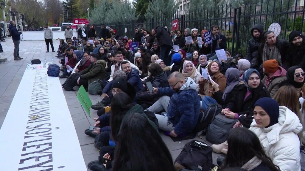 Öğretmenlerden MEB Önünde Eylem! Mağdur Edilenlere Ek Atama Talebii