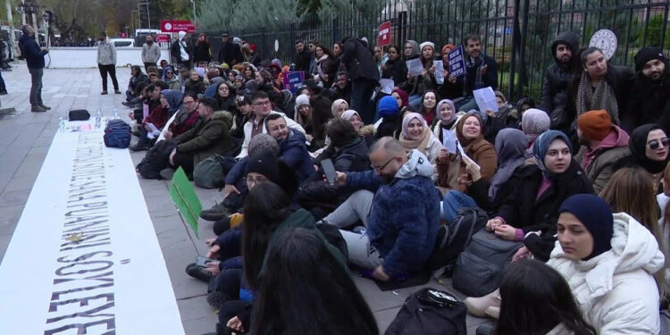 Öğretmenlerden MEB Önünde Eylem! Mağdur Edilenlere Ek Atama Talebii