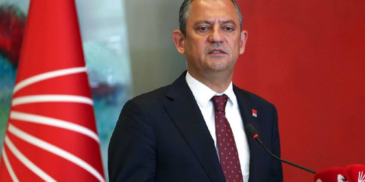 Özel'den Kayyıma Karşı Yeni Hamle: Belediye Başkanlarını Genel Merkez'e Çağırdı