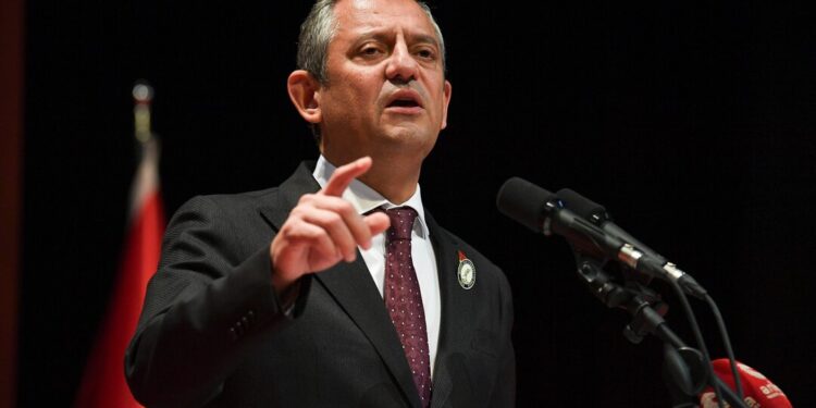 Özgür Özel: Belediyeleri hizmet yapamaz hale getirecekler