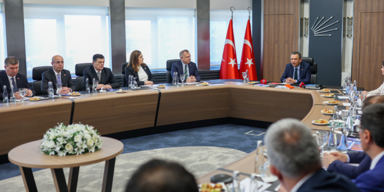 Özgür Özel, CHP’li 414 Belediye Başkanı ile Görüşecek: Gündemde Hangi Konular Var?