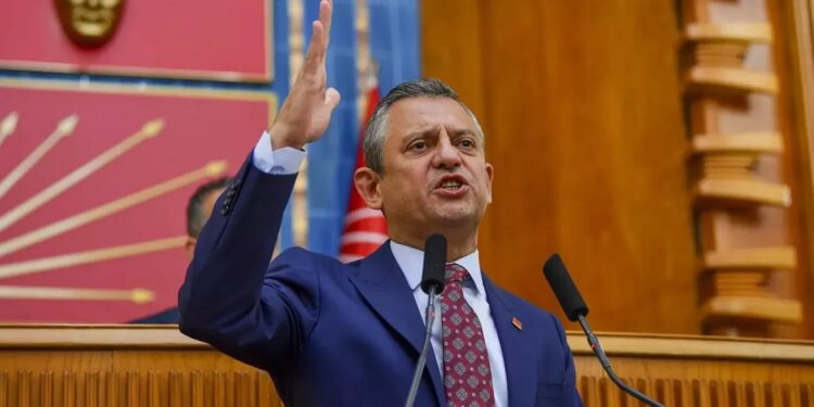 Özgür Özel’den Adalet Bakanı’na: Senin de sana o emri verenin de alnını karışlarım!