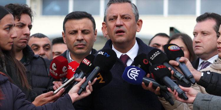 Özgür Özel'e Akın Gürlek'e Hakaretten Soruşturma: Kamu Görevlisine Hakaret