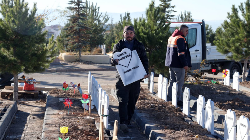 Parçalanmış cesedi bulunan bebeği mezardan hayvanlar çıkarıp başka yere taşımış