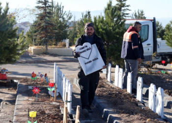 Parçalanmış cesedi bulunan bebeği mezardan hayvanlar çıkarıp başka yere taşımış