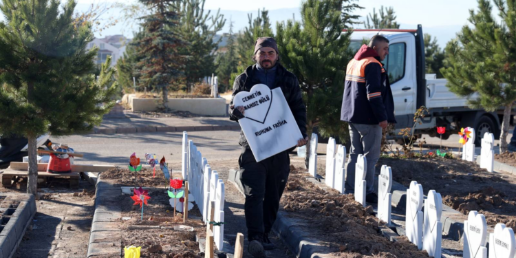 Parçalanmış cesedi bulunan bebeği mezardan hayvanlar çıkarıp başka yere taşımış