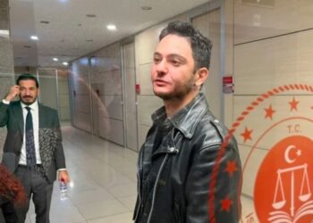 Polisler gözaltına alınan gazeteci Furkan Karabay'ın evindeki Türk Bayrağını dolabına asmışlar