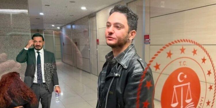 Polisler gözaltına alınan gazeteci Furkan Karabay'ın evindeki Türk Bayrağını dolabına asmışlar