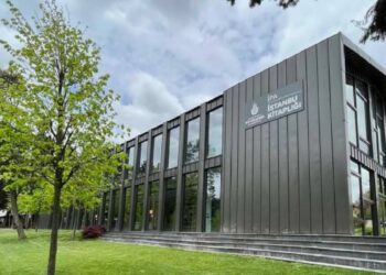 Sosyal güvenlik, yozlaştırıcı siyasi müdahalelerin basıncı altında kurumsal bir açmaz içinde