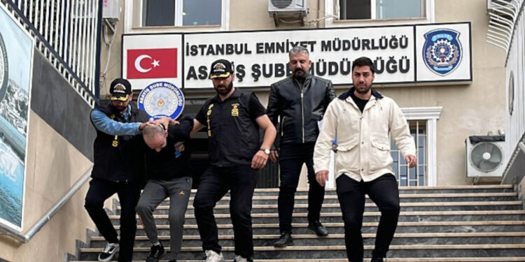 Suç makinesi yakalandı: Evinde 400 bin kişinin kimlik bilgileri çıktı