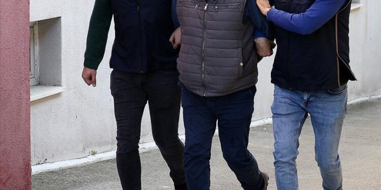 Suçlama: Tutuklu yakınlarına ‘maddi yardım adı altında’ marketlerden hediye kartları dağıtmak