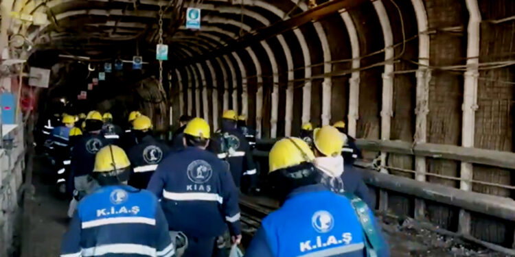 Termik Santrali’nde 500 madenci, özelleştirmeye karşı kendilerini yer altına kapattı