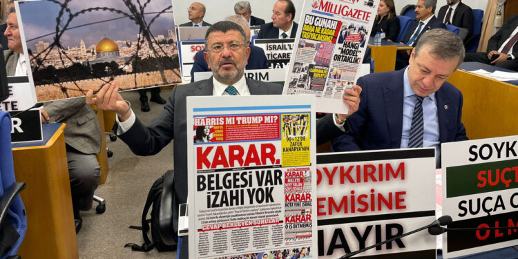 Ticaret Bakanı Ömer Bolat’a Meclis'te İsrail protestosu