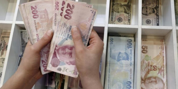Tüketici kredisi büyümesi beş aynı zirvesinde