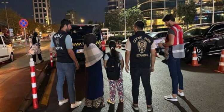 Türkiye'de sokakta çalıştırılan 50 bin çocuk tehlike altında