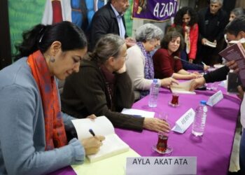 Tutsak kadınların kitapları imzalandı: Dışarıdaki dünyayla bir köprü