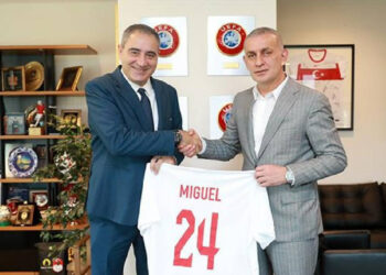 UEFA’dan TFF Başkanı Hacıosmanoğlu’na Ziyaret! A Milli Takım Forması Hediye Etti