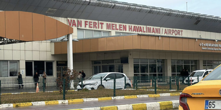 Van’da, dronlar nedeniyle üç uçak Diyarbakır'a yönlendirildi