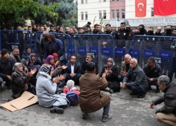 Xelfetî Belediyesi önünden seslendiler: Kayyım sen nerelisin?