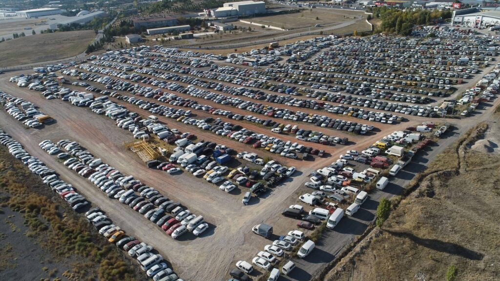 Yediemin otoparklarında terk edilen araçların satışı kolaylaştı