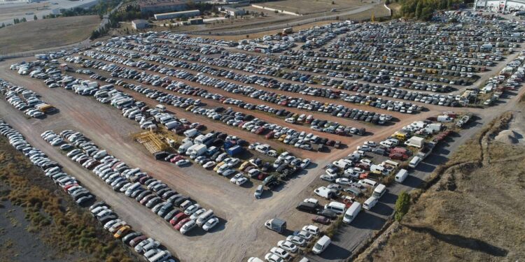 Yediemin otoparklarında terk edilen araçların satışı kolaylaştı