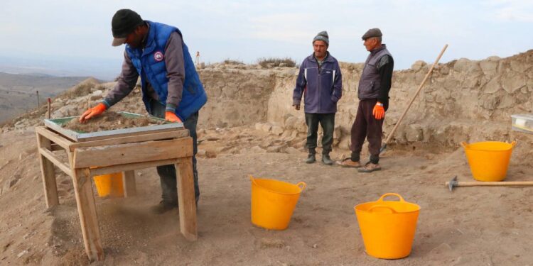 Yozgat'ta Keykavus Kalesi gün yüzüne çıkarılıyor