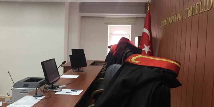 ‘Hâkim ve savcıların tepesinde ‘FETÖ’ soruşturmaları sallandırılıyor’