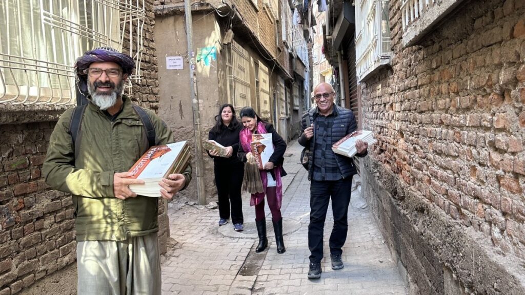 ‘Repertuara Stranbêjiyê’ kitabı Sûr’da çocuklara ulaştırıldı