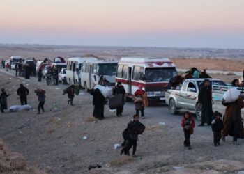Göçmenleri taşıyan araçlar çembere alındı