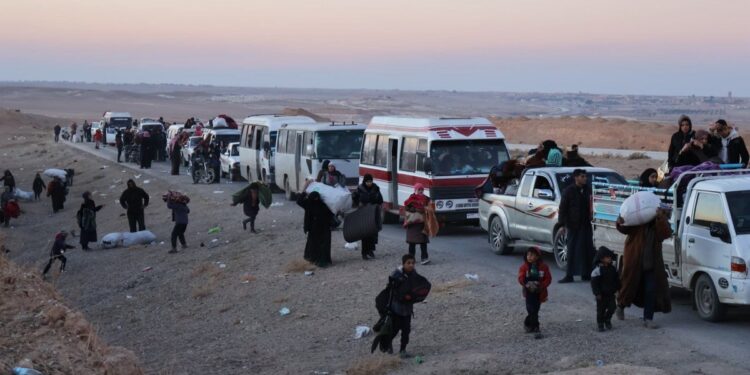 Göçmenleri taşıyan araçlar çembere alındı