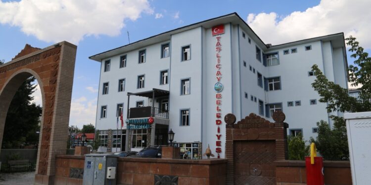 DEM Parti’den istifa eden Budak belediye meclisini işlevsizleştirdi