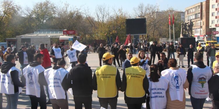 Eylemdeki sağlıkçılar taleplerini açıkladı