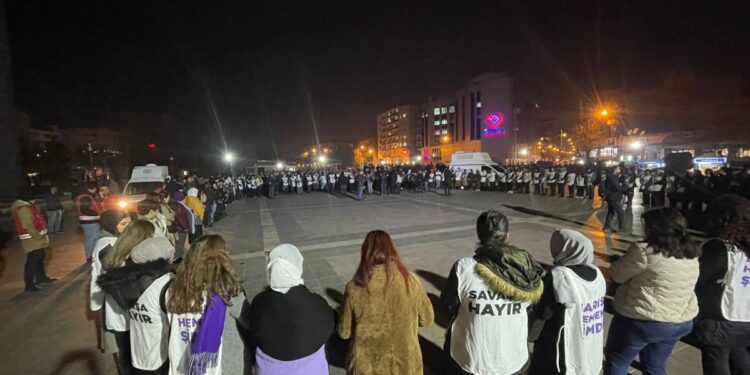 Amed’de savaşa karşı barış zinciri