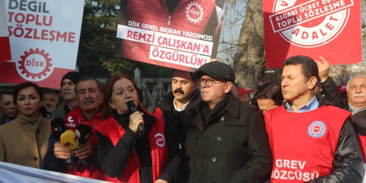 DİSK Bakanlık önünden seslendi: Asgari ücretlinin 55 bin lirasına el konuldu
