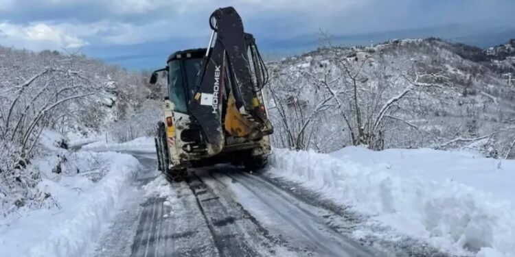 Doğu Karadeniz’de yüzlerce köy yolu ulaşıma kapandı