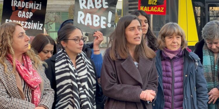 Kadınlar belediye önünde: Gaspçılar kaybedecek