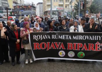 Kuzey ve Doğu Suriye’ye yönelik saldırılar protesto edildi
