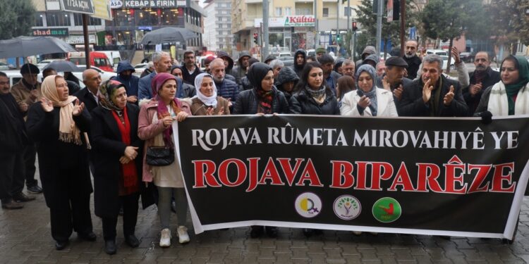 Kuzey ve Doğu Suriye’ye yönelik saldırılar protesto edildi